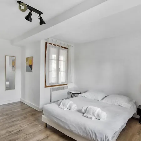 Mirabeau Apartment